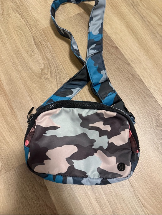 lululemon athletica Handbags - Lululemon Everywhere Belt Bag 1L